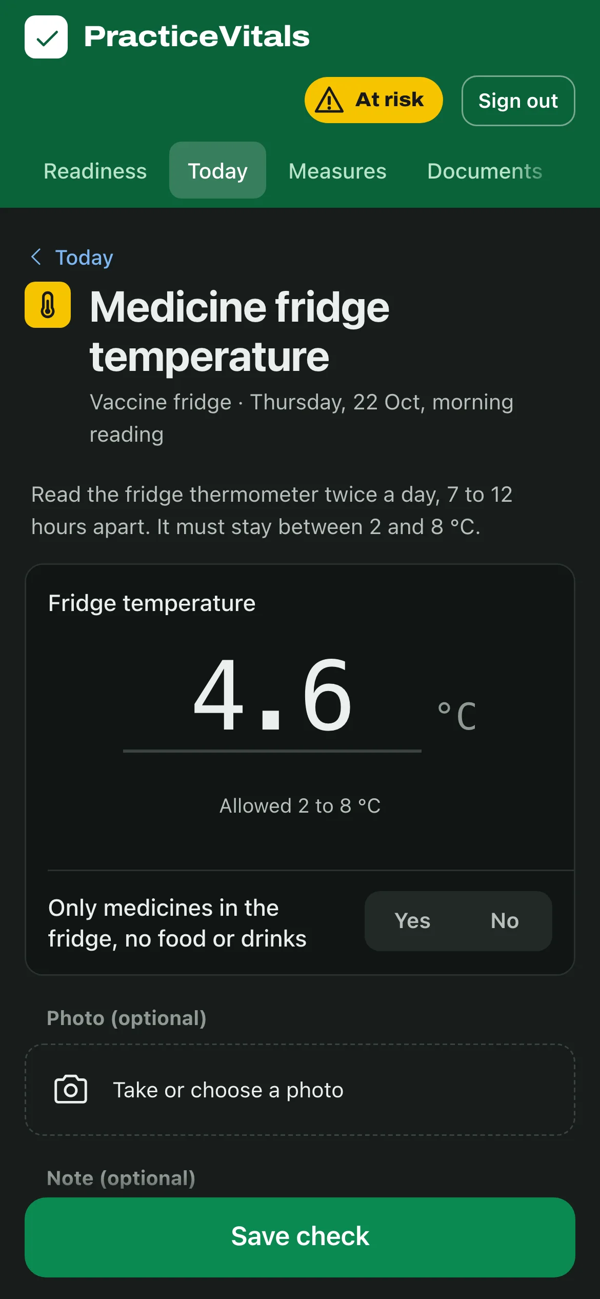 Recording the morning fridge reading on a phone: 4.6 °C, with the allowed range of 2 to 8 °C shown below it.